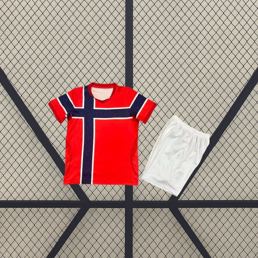 Equipación Noruega 26-27 local niño Mundial 2026 con camiseta roja y pantalón blanco
