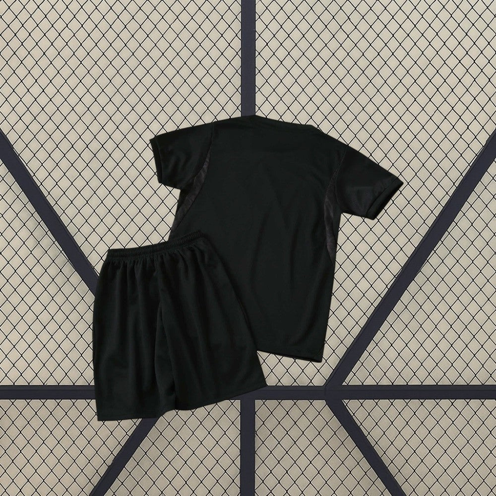 Vista del conjunto Noruega visitante niño 26-27 con pantalón corto oscuro y camiseta a juego