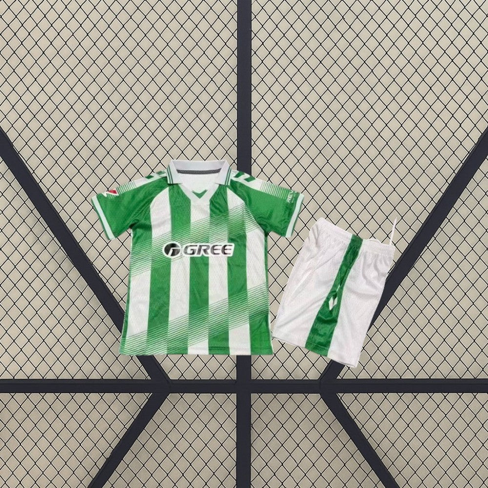 Equipación Real Betis 26-27 local para niño vista frontal con camiseta verde y blanca y pantalón corto