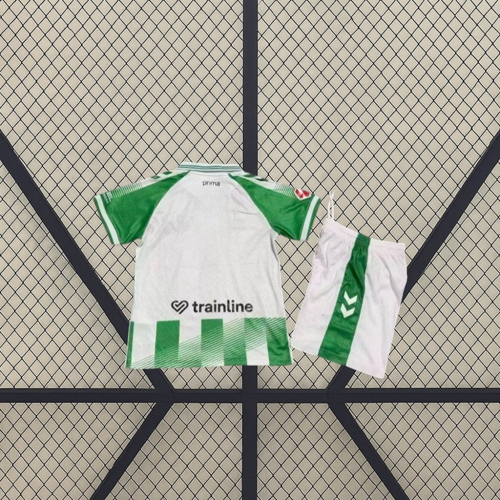 Equipación Real Betis 26-27 local para niño vista trasera con camiseta blanca y detalles verdes