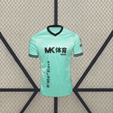 Camiseta Alavés 26-27 tercera equipación vista frontal en verde agua con cuello en V negro y puños oscuros
