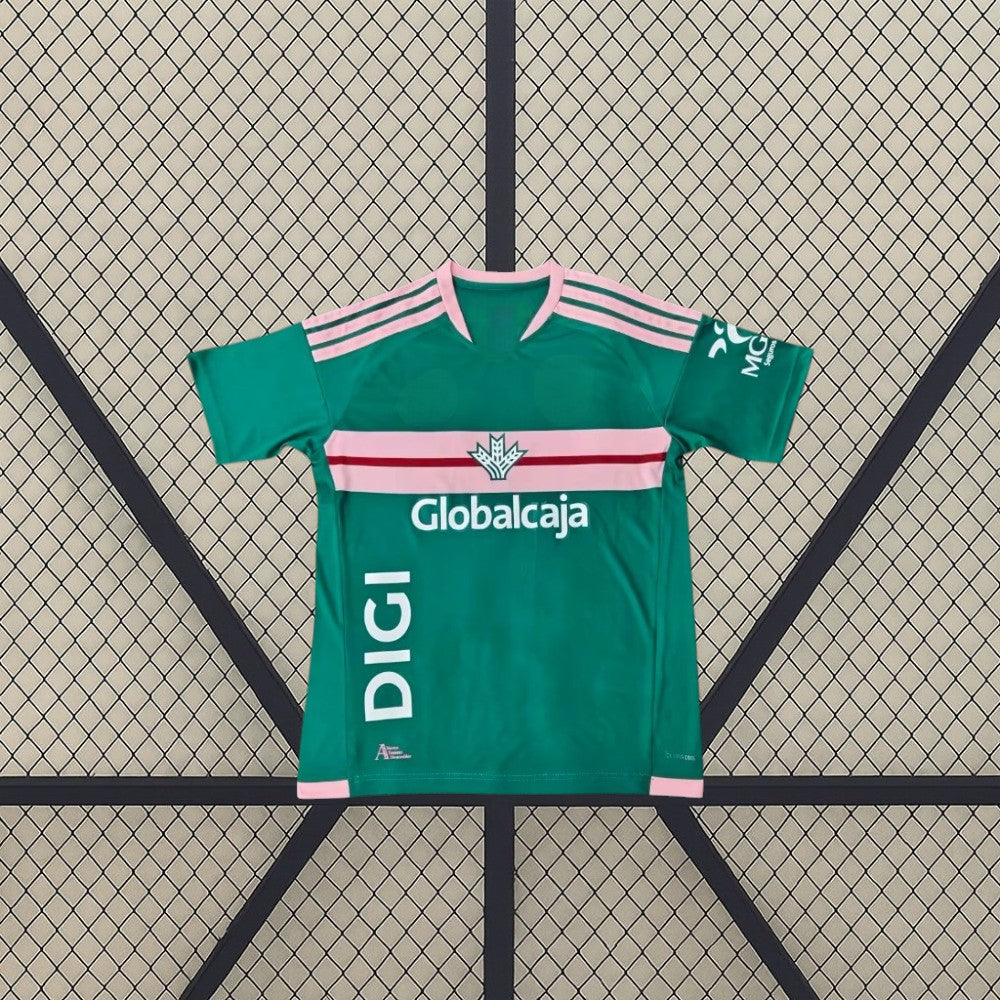 Camiseta Albacete 26-27 Visitante extendida de frente en verde con franja rosa y granate en el pecho y detalles rosas en los hombros
