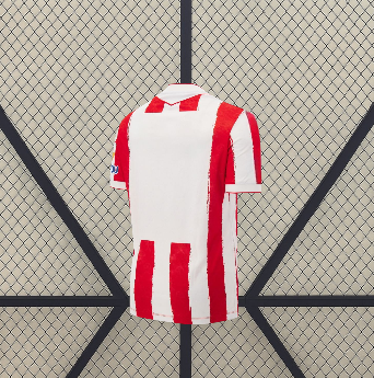 Camiseta Almería 26-27 local vista trasera con amplio panel blanco y franjas verticales rojas y blancas en laterales y parte inferior