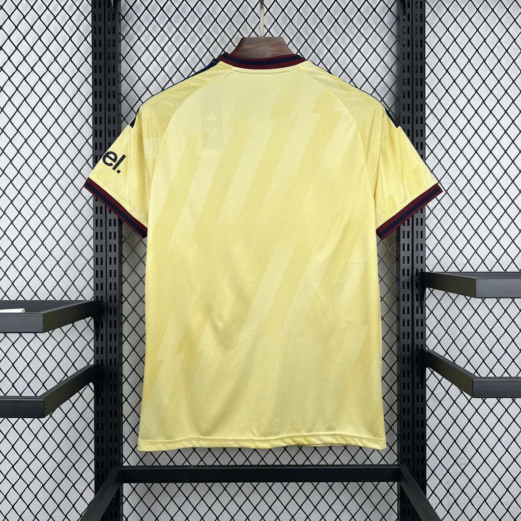 Camiseta Arsenal 26-27 tercera equipación vista trasera en amarillo con patrón tonal y remates granate y azul marino en cuello y mangas