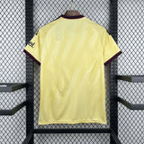 Camiseta Arsenal 26-27 tercera equipación vista trasera en amarillo con patrón tonal y remates granate y azul marino en cuello y mangas