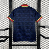 Camiseta Arsenal 26-27 visitante vista trasera en azul marino con patrón geométrico tonal y remates rojos y amarillos en cuello y mangas