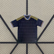 Camiseta Aston Villa 26-27 visitante vista frontal en azul marino con patrón tonal, detalles dorados en hombros y cuello en pico multicolor