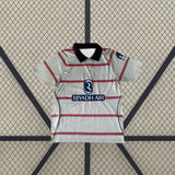 Camiseta Atlético de Madrid 26-27 3ª equipación extendida de frente con base gris, franjas horizontales y cuello tipo polo azul marino