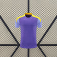 Camiseta Atlético de Madrid 26-27 de entrenamiento vista frontal en morado con mangas lila y paneles amarillos en los hombros