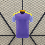 Camiseta Atlético de Madrid 26-27 de entrenamiento vista frontal en morado con mangas lila y paneles amarillos en los hombros