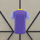 Camiseta Atlético de Madrid 26-27 de entrenamiento vista trasera en morado con mangas lila y detalle amarillo en cuello y hombros