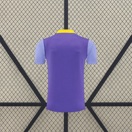 Camiseta Atlético de Madrid 26-27 de entrenamiento vista trasera en morado con mangas lila y detalle amarillo en cuello y hombros