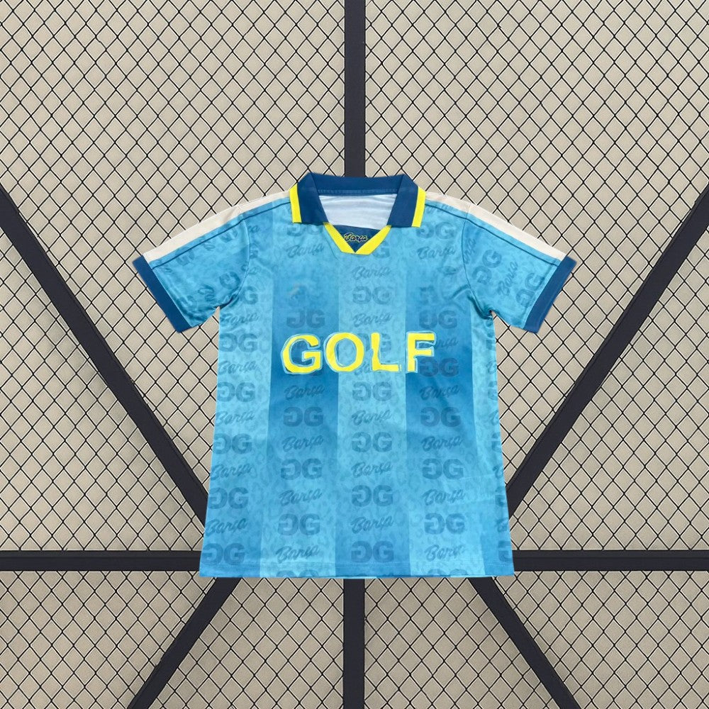 Camiseta Barcelona 26-27 Edición Especial Golf Wang azul claro con cuello polo azul marino y detalle frontal GOLF en amarillo