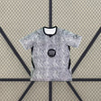 Camiseta Barcelona 26-27 portero gris vista frontal con estampado tonal, cuello negro y paneles laterales oscuros