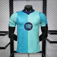 Camiseta Barcelona 26-27 tercera equipación Player vista frontal en verde agua y turquesa con cuello azul marino y ribetes rojos