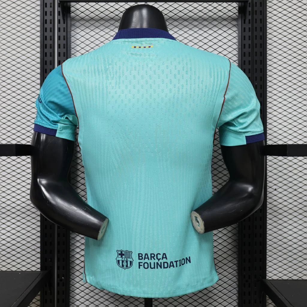 Camiseta Barcelona 26-27 tercera equipación Player vista trasera en verde agua con tejido texturizado, cuello azul marino y ribetes rojos