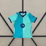 Camiseta Barcelona 26-27 tercera equipación vista frontal en verde agua y turquesa con diseño bicolor y detalles azul marino