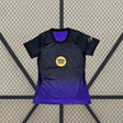 Camiseta Barcelona 26-27 visitante de mujer vista frontal en negro y morado con degradado, cuello en V y detalles dorados