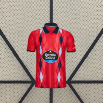 Camiseta Celta de Vigo 26-27 tercera equipación vista frontal en rojo con patrón de rombos azul marino y azul claro y cuello tipo polo