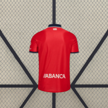 Camiseta Celta de Vigo 26-27 tercera equipación vista trasera en rojo con cuello azul marino y ribetes a contraste en las mangas