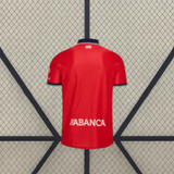 Camiseta Celta de Vigo 26-27 tercera equipación vista trasera en rojo con cuello azul marino y ribetes a contraste en las mangas