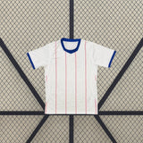 Camiseta Chelsea 26-27 3ª equipación extendida de frente con base blanca, líneas rojas verticales y cuello azul