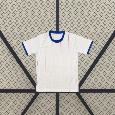 Camiseta Chelsea 26-27 3ª equipación extendida de frente con base blanca, líneas rojas verticales y cuello azul