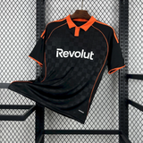 Camiseta Como 25-26 tercera equipación vista frontal en negro con cuello polo naranja y patrón tonal de cuadros