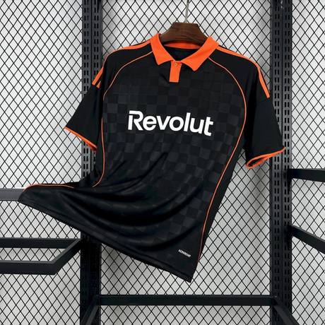 Camiseta Como 25-26 tercera equipación vista frontal en negro con cuello polo naranja y patrón tonal de cuadros