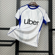 Camiseta Como 25-26 visitante vista frontal en blanco con cuello y paneles azules