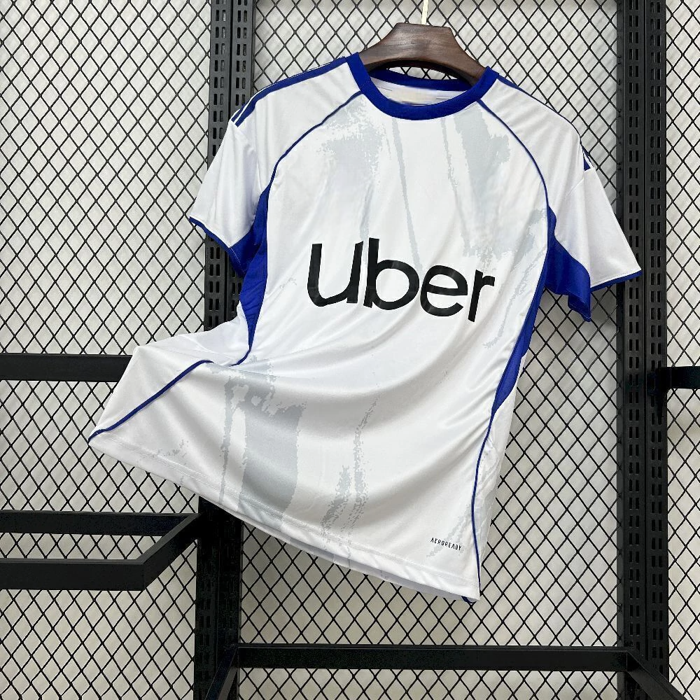 Camiseta Como 25-26 visitante vista frontal en blanco con cuello y paneles azules