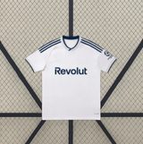 Camiseta Como 26-27 visitante vista frontal en blanco con cuello azul marino y líneas oscuras sobre los hombros