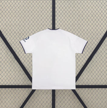 Camiseta Como 26-27 visitante vista trasera en blanco con cuello azul marino y acabado limpio