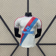 Camiseta Crystal Palace 26-27 local versión Player vista frontal sobre maniquí en blanco con franja diagonal roja y azul y cuello redondo