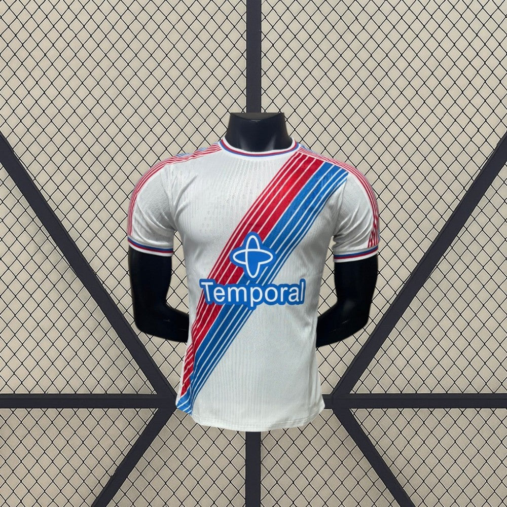 Camiseta Crystal Palace 26-27 local versión Player vista frontal sobre maniquí en blanco con franja diagonal roja y azul y cuello redondo