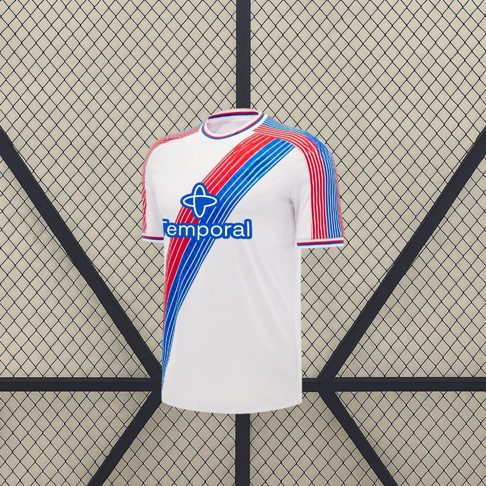 Camiseta Crystal Palace 26-27 local vista frontal en blanco con franjas diagonales rojas y azules y cuello redondo