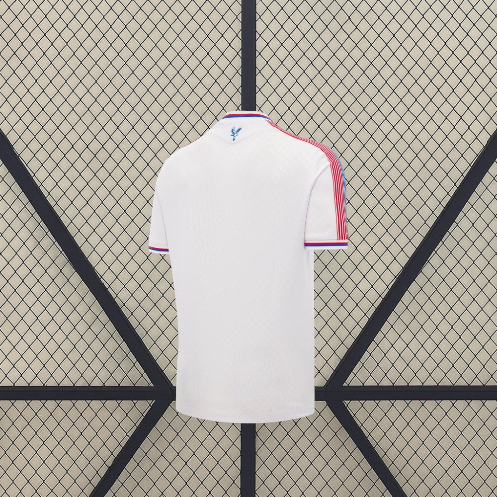 Camiseta Crystal Palace 26-27 local vista trasera en blanco con detalles rojos y azules en cuello, hombros y mangas