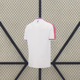 Camiseta Crystal Palace 26-27 local vista trasera en blanco con detalles rojos y azules en cuello, hombros y mangas
