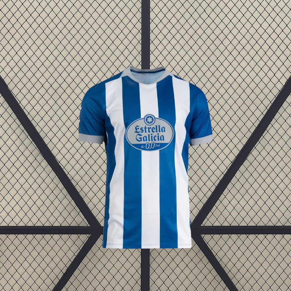 Camiseta Deportivo La Coruña 26-27 local vista frontal con franjas verticales azules y blancas, mangas azules y cuello gris