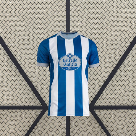 Camiseta Deportivo La Coruña 26-27 local vista frontal con franjas verticales azules y blancas, mangas azules y cuello gris