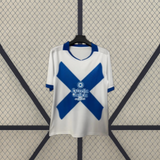 Camiseta Deportivo La Coruña 26-27 tercera equipación vista frontal desplegada con gran aspa azul sobre fondo blanco