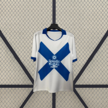 Camiseta Deportivo La Coruña 26-27 tercera equipación vista frontal desplegada con gran aspa azul sobre fondo blanco