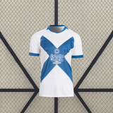 Camiseta Deportivo La Coruña 26-27 tercera equipación vista frontal en blanco con gran aspa azul y cuello y puños a contraste