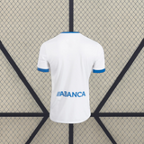 Camiseta Deportivo La Coruña 26-27 tercera equipación vista trasera en blanco con cuello y ribetes azules en las mangas