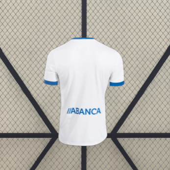 Camiseta Deportivo La Coruña 26-27 tercera equipación vista trasera en blanco con cuello y ribetes azules en las mangas