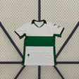 Camiseta Elche 26-27 local vista frontal en blanco con amplia franja verde en el pecho, paneles laterales verdes y cuello en V