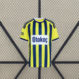 Camiseta Fenerbahçe 26-27 local vista frontal con franjas verticales amarillas y azul marino y cuello redondo