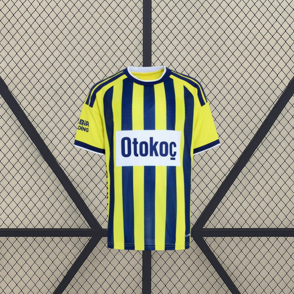 Camiseta Fenerbahçe 26-27 local vista frontal con franjas verticales amarillas y azul marino y cuello redondo