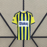 Camiseta Fenerbahçe 26-27 local vista frontal con franjas verticales amarillas y azul marino y cuello redondo