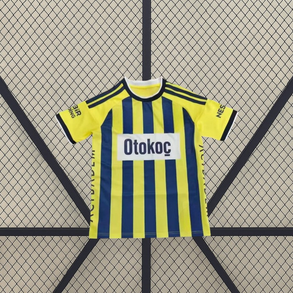 Camiseta Fenerbahçe 26-27 local vista frontal extendida con diseño a franjas amarillas y azul marino y detalles en hombros